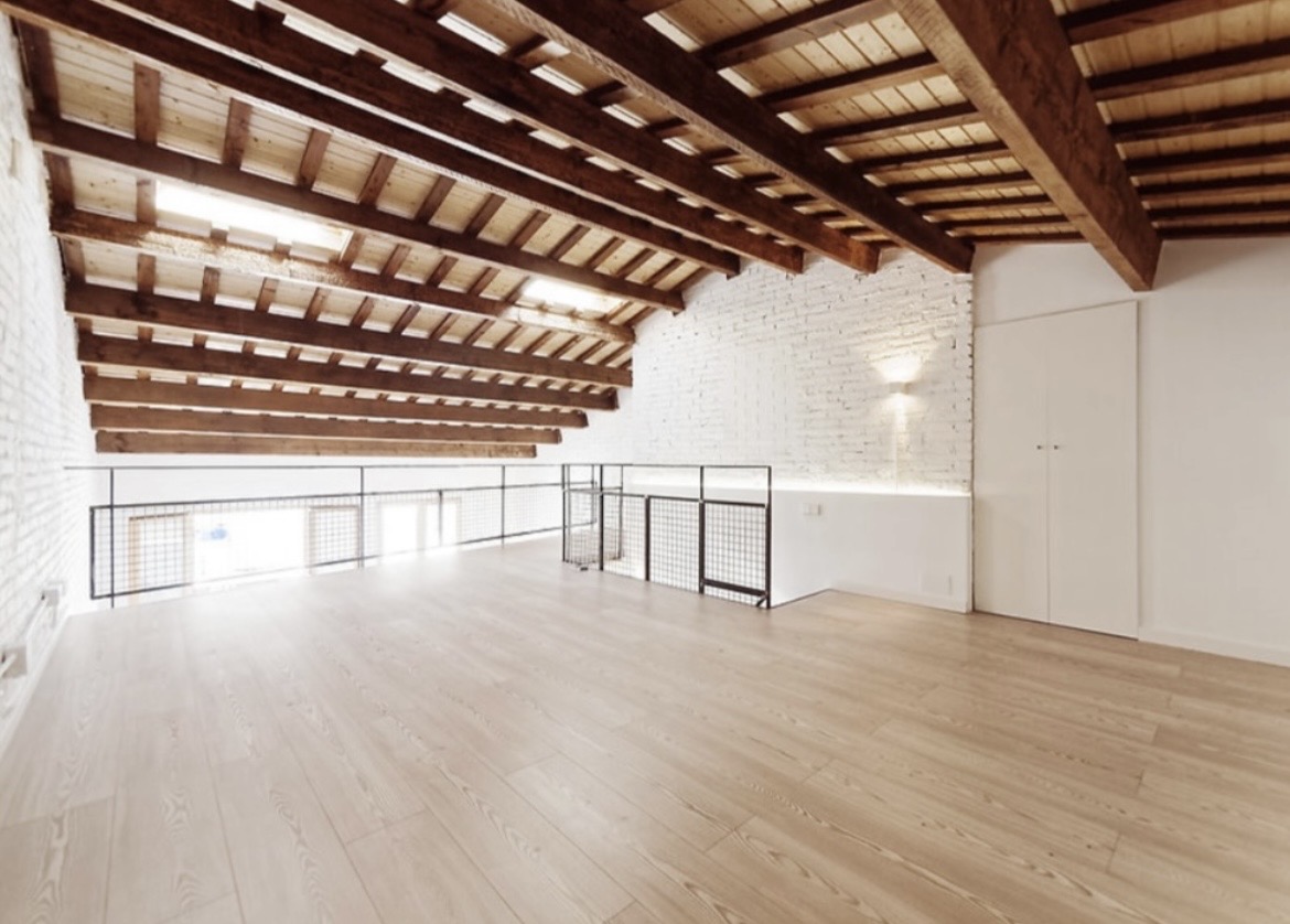 Interior con altillo y vigas de madera