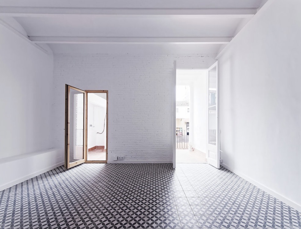 Salón con pavimento geométrico