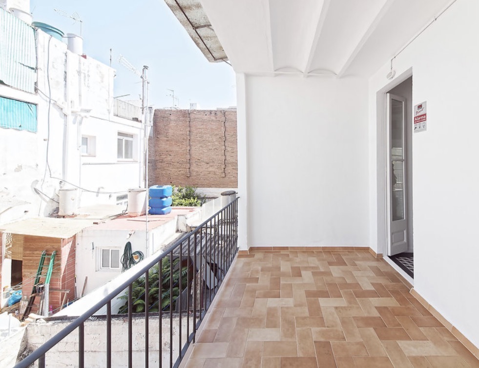 Terraza y exterior de vivienda reformada